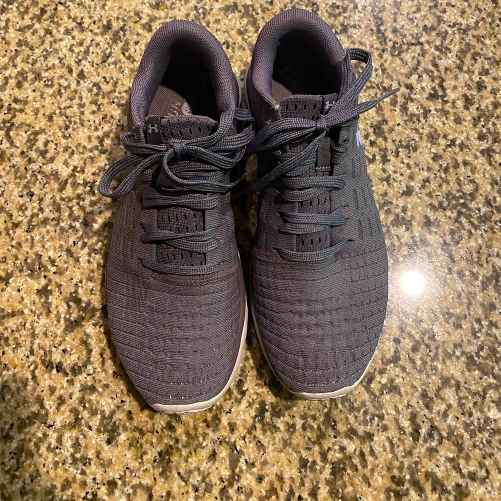 Woman Under Armour Charged tennis shoes